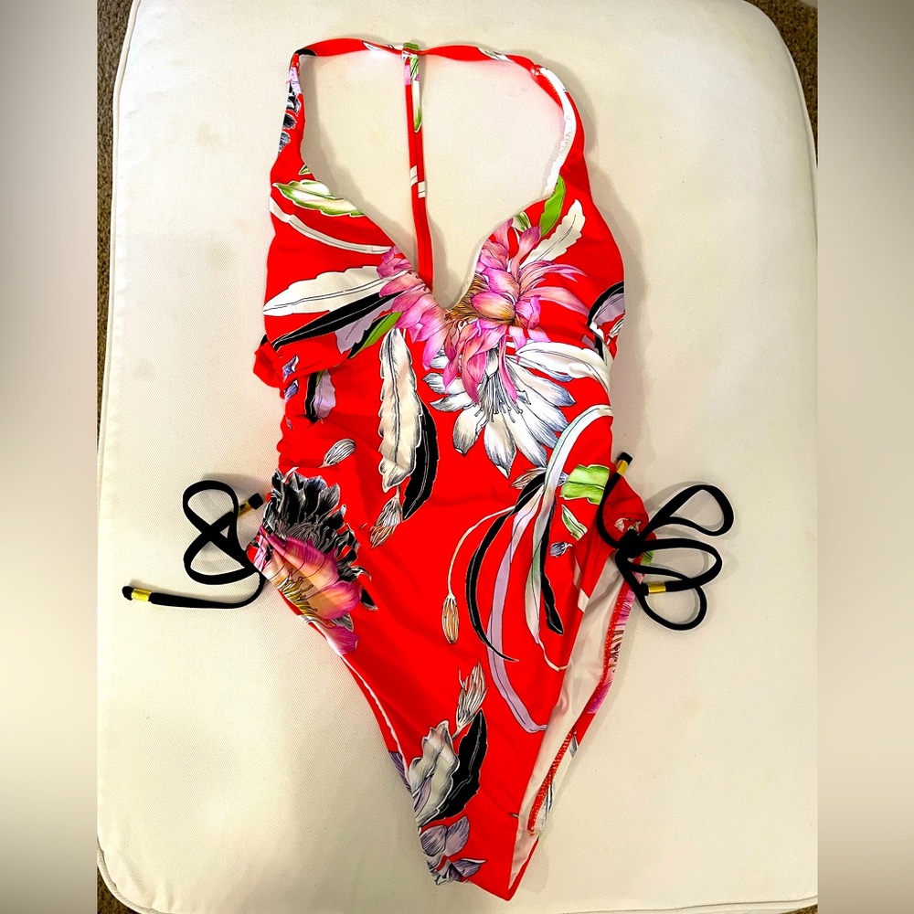 Trina Turk T-back One-piece w/ adjustable straps +side ties|Tropical Red Print |